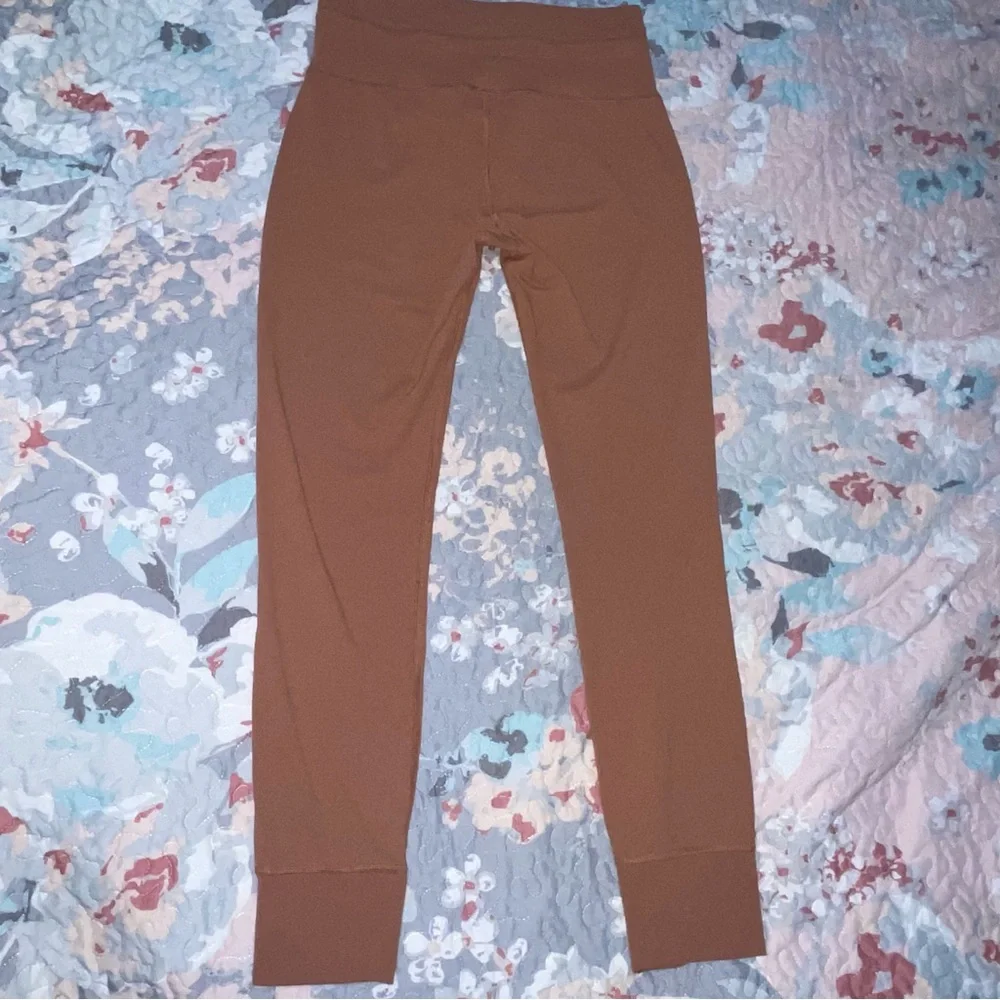 Vuori Women's 7/8 Daily Leggings - Picture 5 of 10